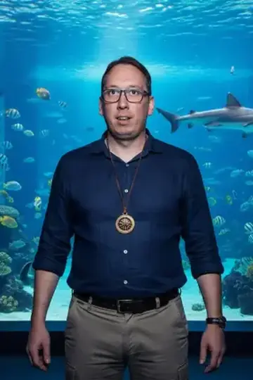 KI-Look Tropisches Aquarium: Vor dem großen Aquarium mit Haien und Korallen.
