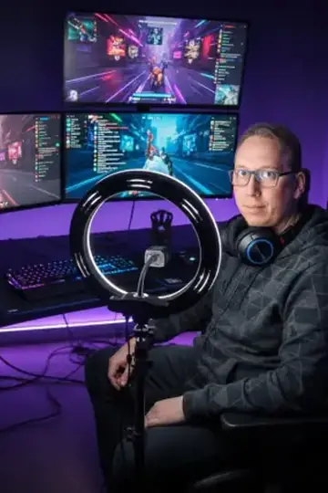 KI-Look Live-Streamer: Im Gaming-Setup mit Ringlicht und Mikrofon.